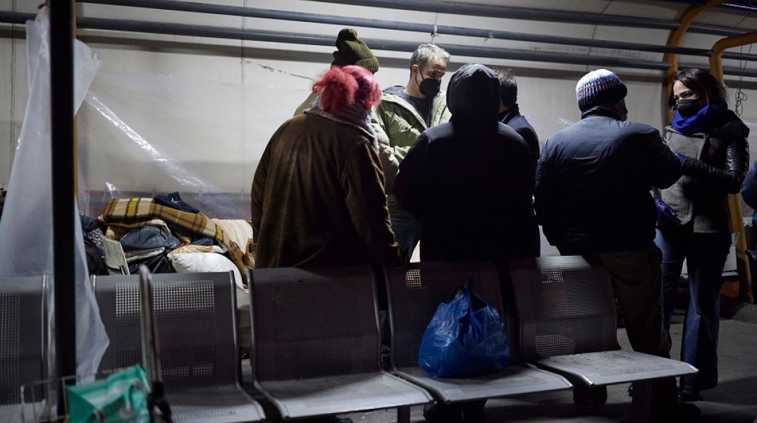 Επίσκεψη Μητσοτάκη στους αστέγους στο λιμάνι του Πειραιά