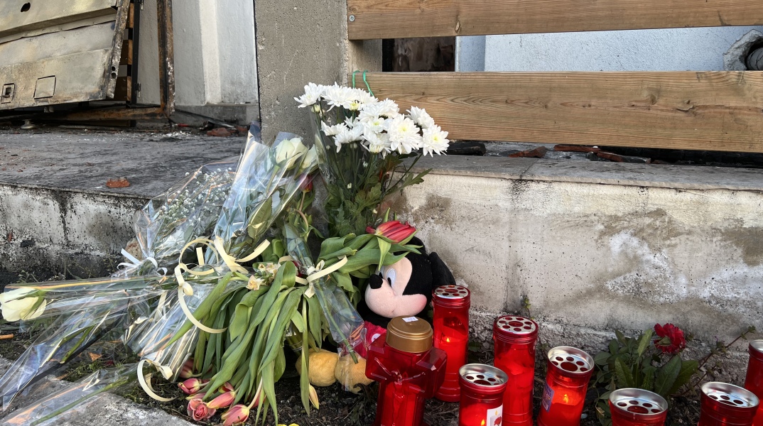 Λουλούδια και κουκλάκια έξω από το σπίτι των παιδιών και της μητέρας που κάηκαν από φωτιά στη Θεσσαλονίκη