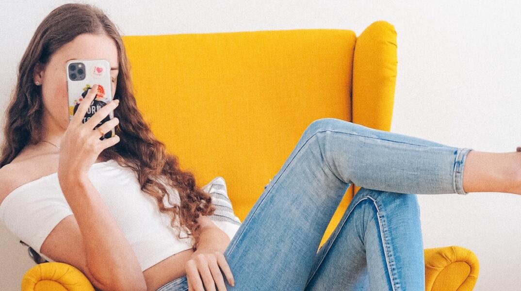 TikTok: Οι περιβαλλοντικές συνέπειες της πλατφόρμας που προωθεί την υπερκατανάλωση σε μικρές ηλικίες.