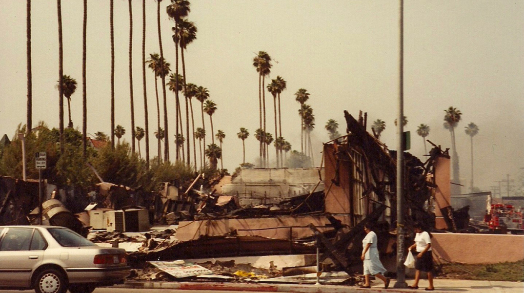 Καμένο κατάστημα επί της Λεωφόρου Πίκο, στα όρια του South Central