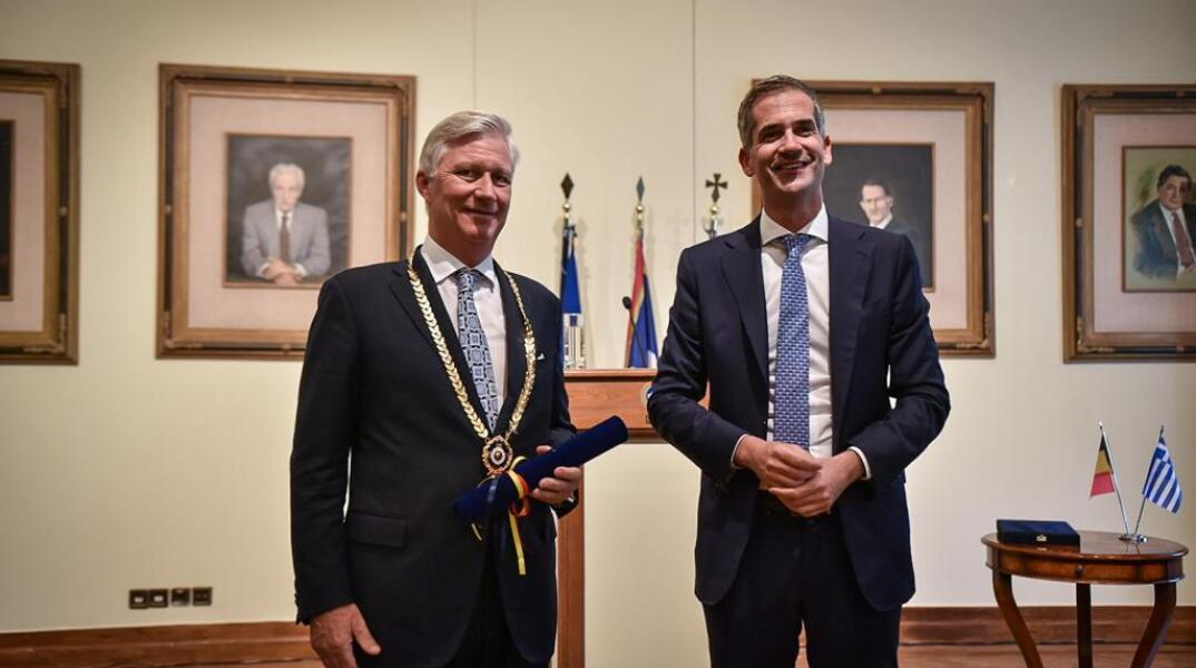 Ο Κώστας Μπακογιάννης με τον βασιλιά του Βελγίου, Φίλιππο κατά τη διάρκεια της απονομής