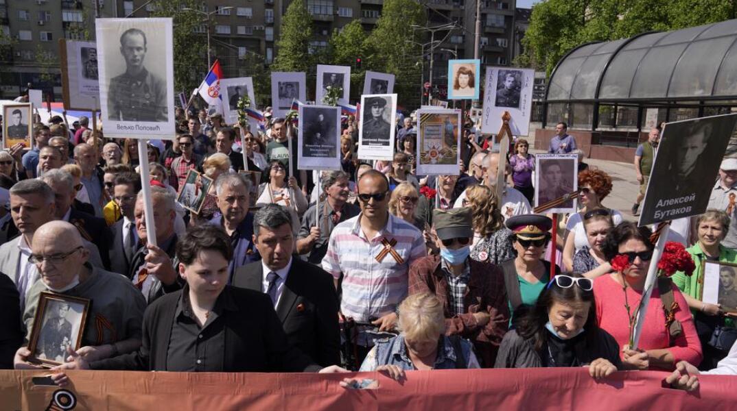 Σερβία: Ο εθνικός ύμνος της Ρωσίας ακούστηκε στο Βελιγράδι, καθώς η Σερβία, διχασμένη μεταξύ ΕΕ και Μόσχας, γιόρταζε το τέλος του Β' Παγκοσμίου Πολέμου	