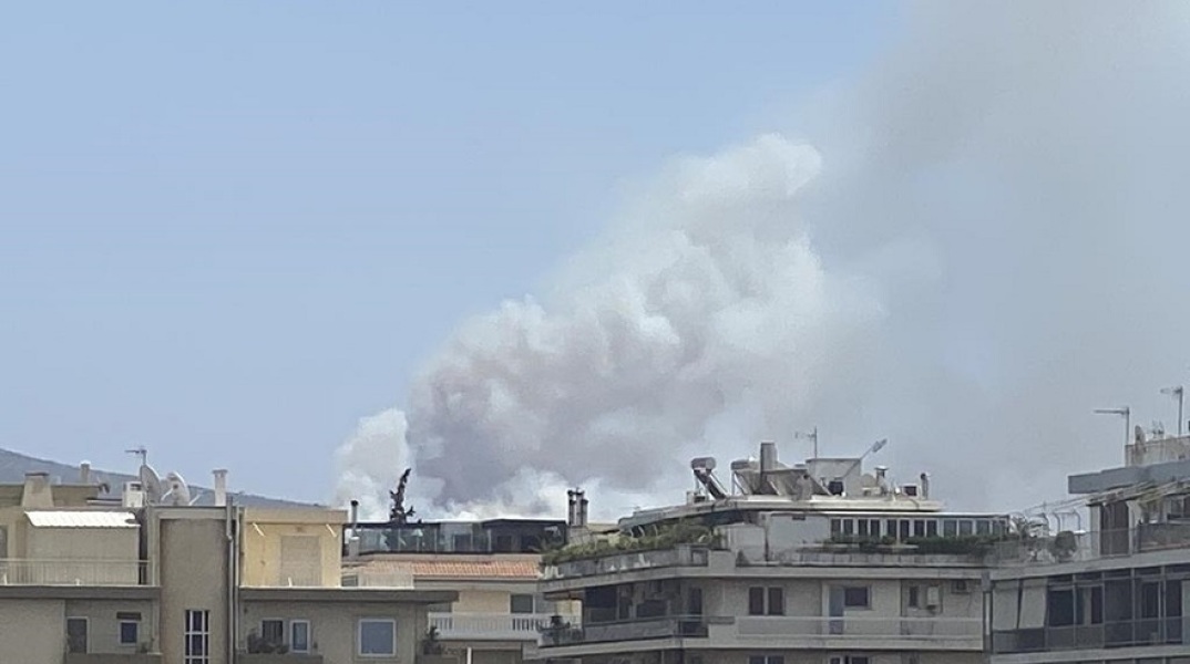 Φωτιά τώρα σε υπαίθριο χώρο στη Γλυφάδα