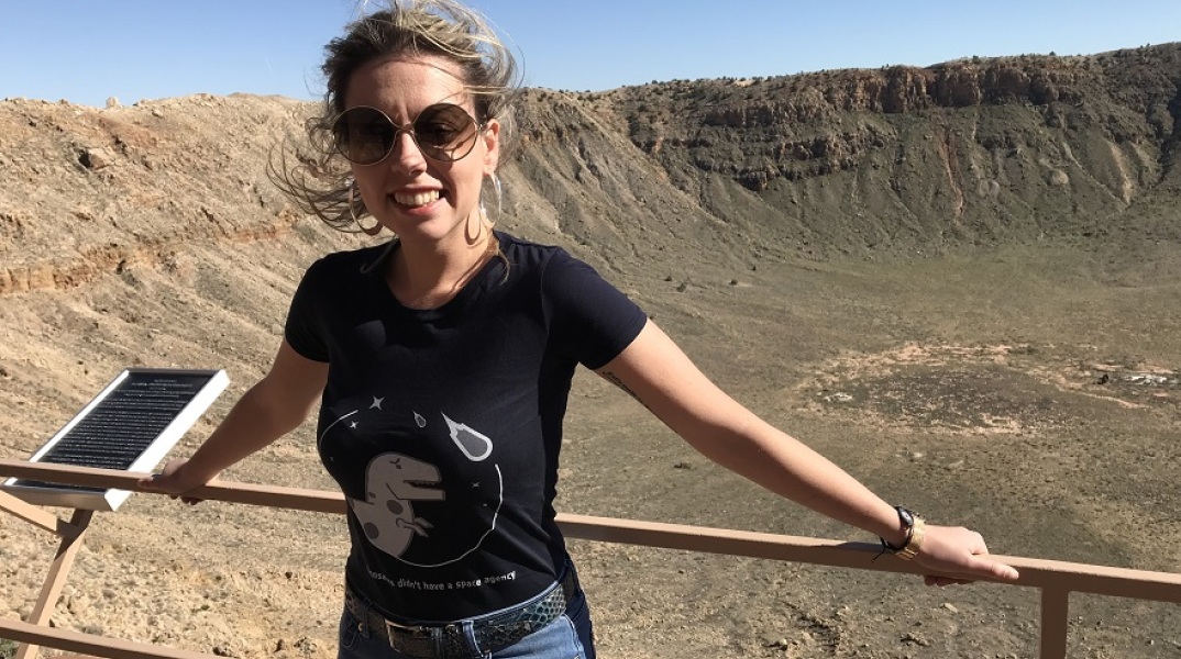 Η Χρύσα Αβδελλίδου μπροστά από τον μεγάλο κρατήρα Barringer στην Αριζόνα