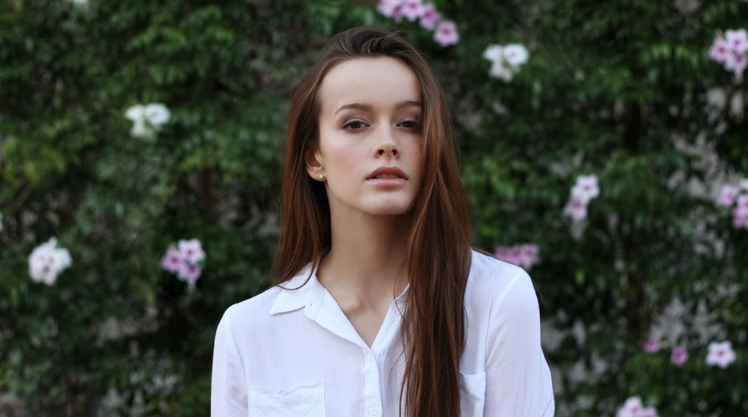 Ένα κορίτσι κοιτάζει την κάμερα.