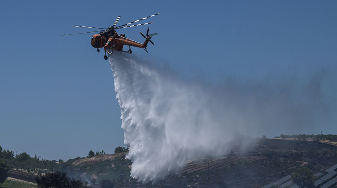 Μεγάλη φωτιά στο Λασίθι - Στη μάχη και εναέρια μέσα