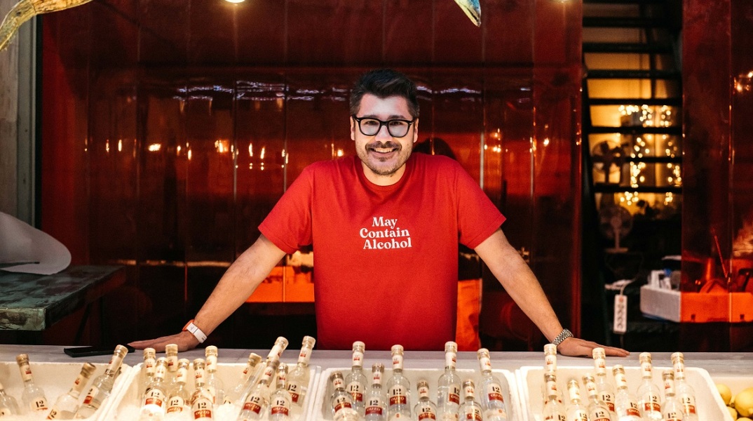 Ούζο - Λάμπρος Κωνσταντάρας