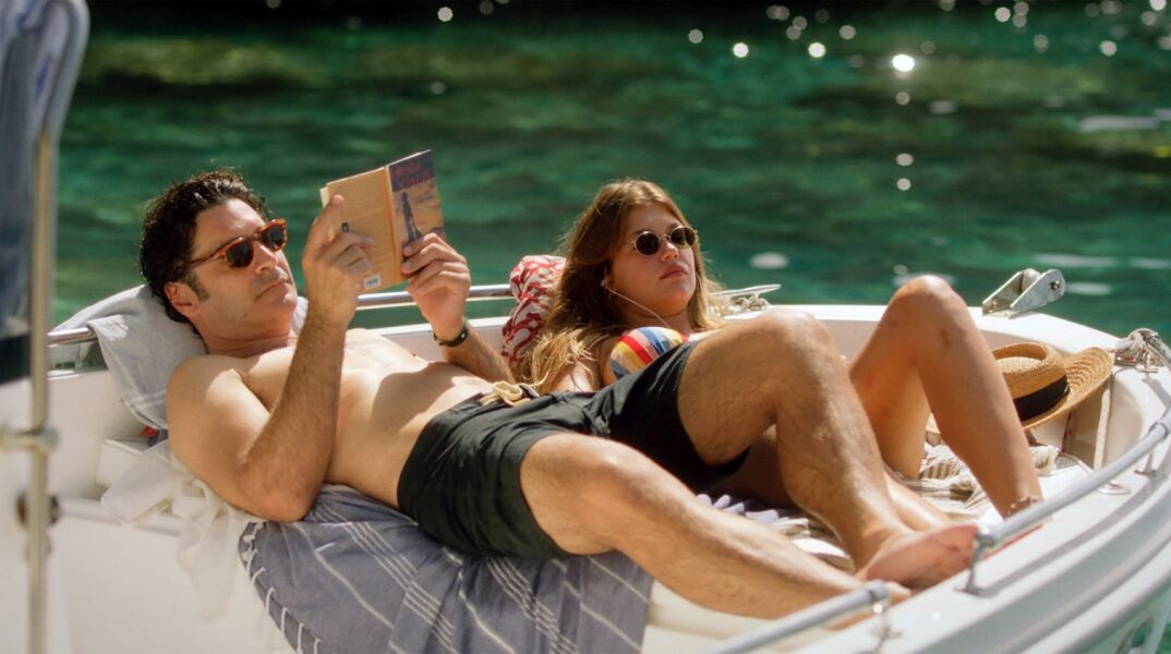 ένα ανδρόγυνο πάνω σε βάρκα