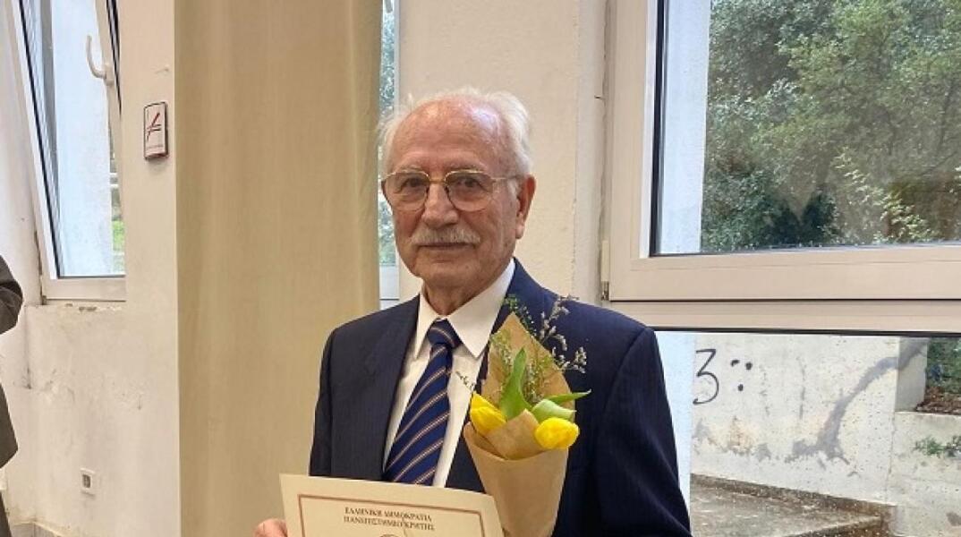 Κρήτη: Πτυχιούχος και επίσημα ο 88χρονος Δημήτρης Μουδατσάκης! (βίντεο)