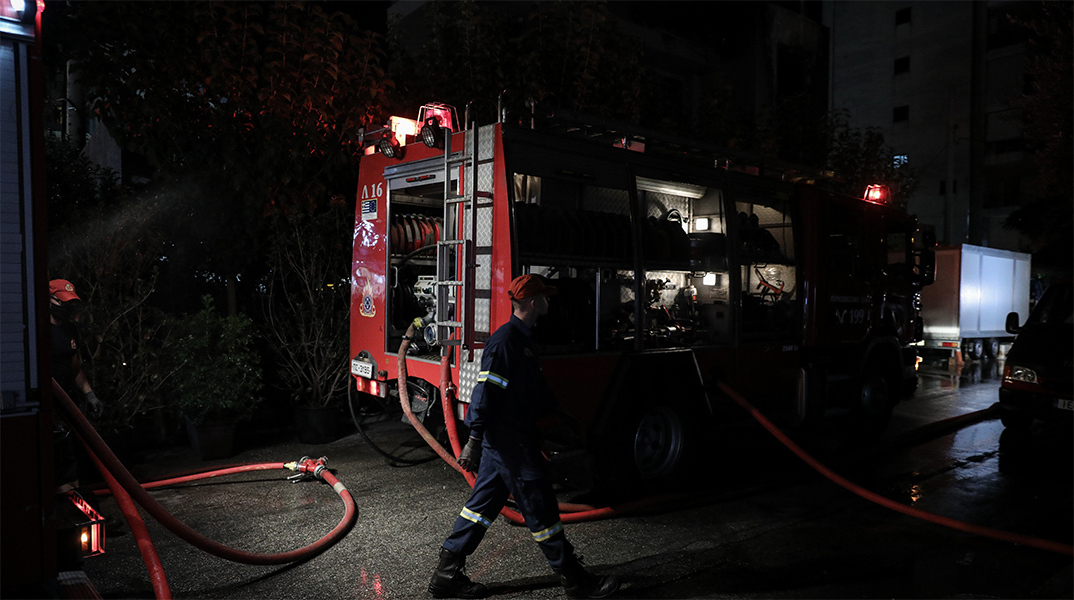 ΠυροσβέστηςΠυροσβεστικό όχημα και πυροσβέστης