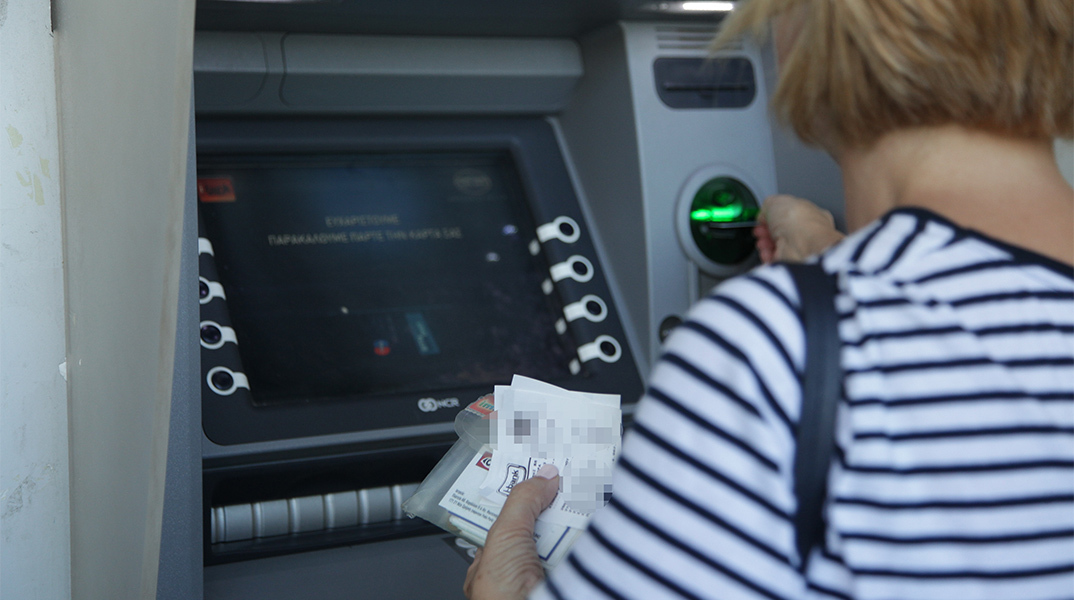 Γυναίκα σε ATM τράπεζας