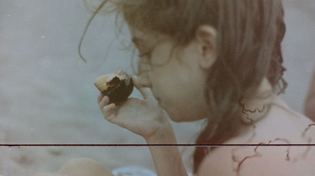 Η φωτογράφος Γωγώ Πονηράκου μιλάει για τη φωτογράφιση για τον δίσκο «Μέινστριμ» που κυκλοφόρησε πρόσφατα από το Παιδί Τραύμα, τον φωτογραφικό και τον ποιητικό της κόσμο.