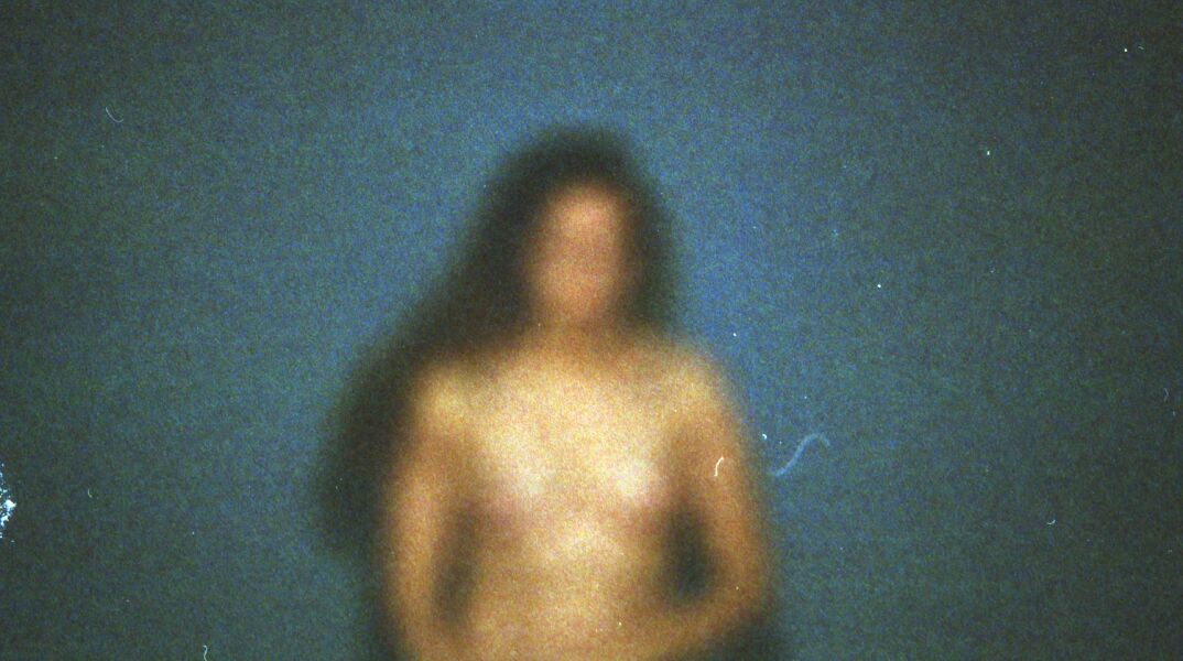 Η φωτογράφος Γωγώ Πονηράκου μιλάει για τη φωτογράφιση για τον δίσκο «Μέινστριμ» που κυκλοφόρησε πρόσφατα από το Παιδί Τραύμα, τον φωτογραφικό και τον ποιητικό της κόσμο.