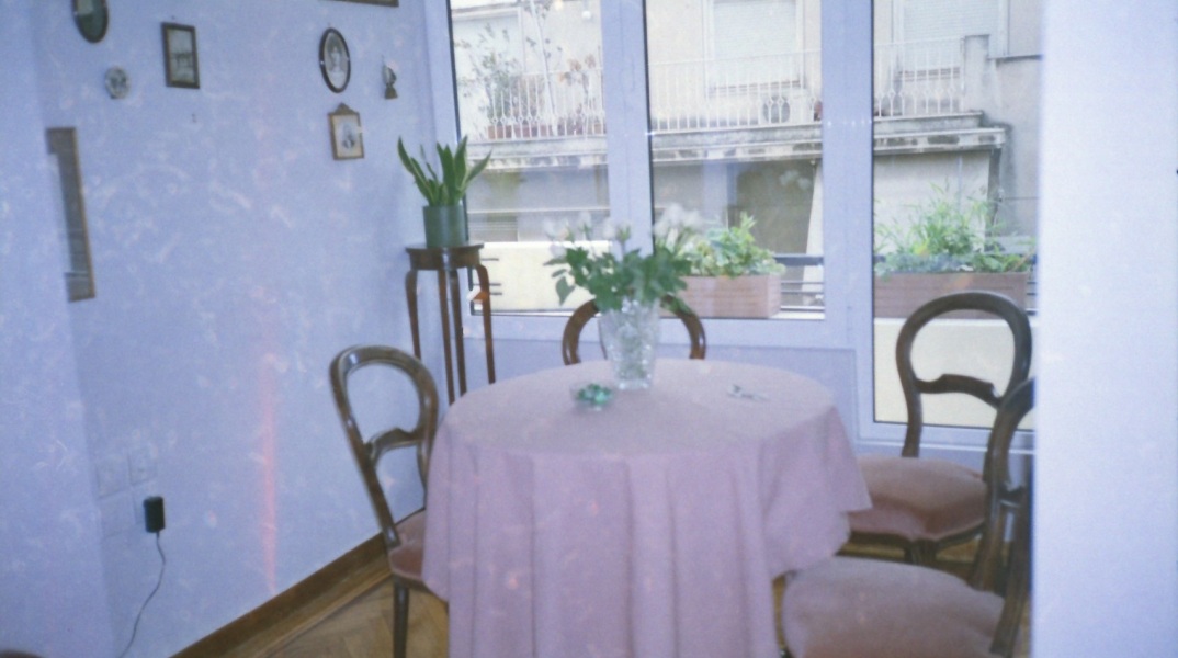 Γωγώ Πονηράκου: Ο «μέινστριμ» κόσμος που ζούμε σε 40 φωτογραφίες της