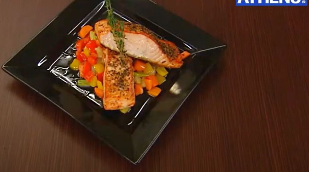 Σολομός με κρούστα μυρωδικών και λαχανικά σοτέ