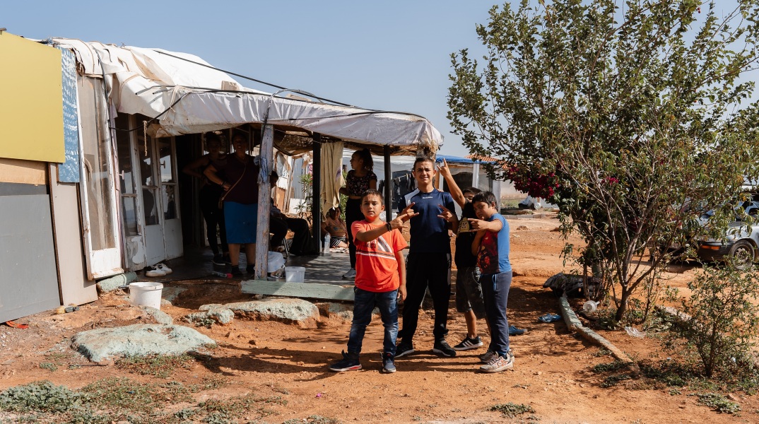 Φωτορεπορτάζ από τον καταυλισμό Σοφό στον Ασπρόπυργο - Η καθημερινότητα των τσιγγάνων και οι συνθήκες διαβίωσης