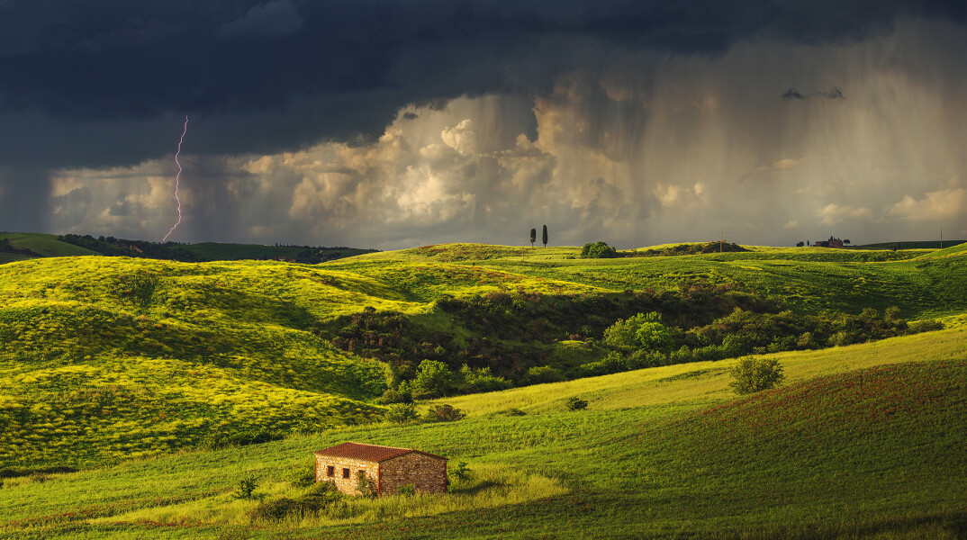 Ο διεθνής φωτογράφος, Γιάννης Λάριος, μιλάει στην Athens Voice για τη σχέση του ανθρώπου με την τεχνολογία και τη φύση