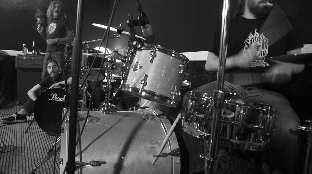 The Last Drive: Overloaded – Συνέντευξη με τον φωτογράφο Δημήτρη Μυλωνά για το λεύκωμα που κυκλοφορεί από τις εκδόσεις Οξύ