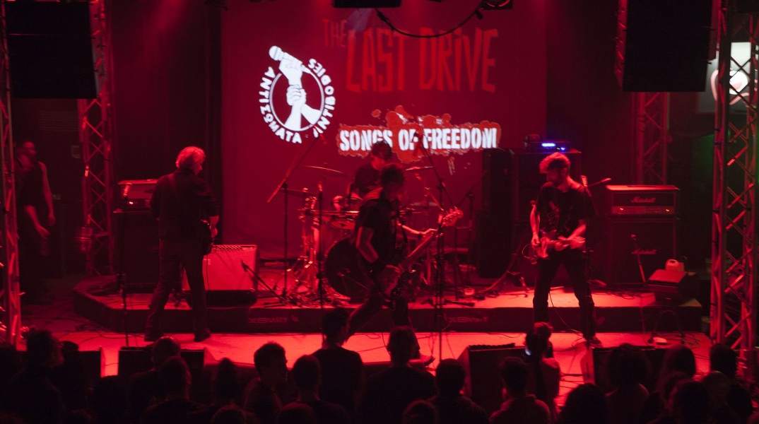 The Last Drive: Overloaded – Συνέντευξη με τον φωτογράφο Δημήτρη Μυλωνά για το λεύκωμα που κυκλοφορεί από τις εκδόσεις Οξύ