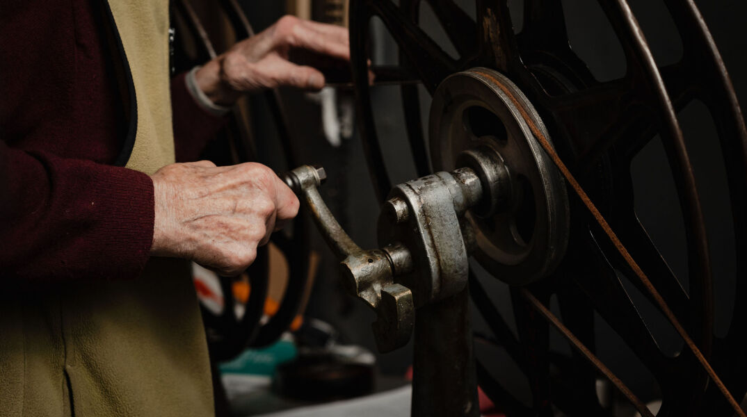 Φωτορεπορτάζ: Η τελευταία προβολή του κινηματογράφου ΙΝΤΕΑΛ – Συνέντευξη με τον Γιώργο Σπέντζο