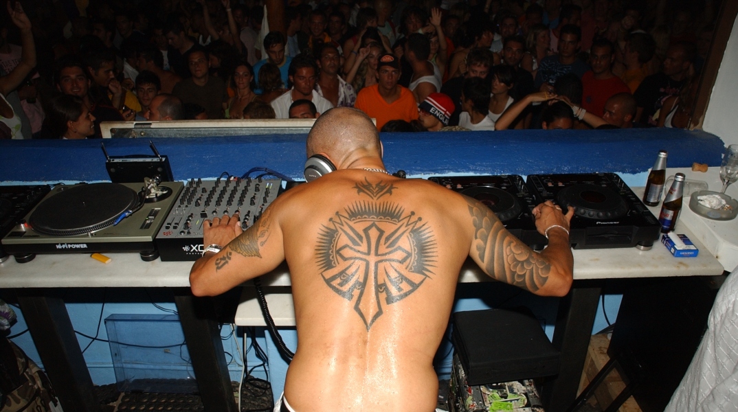 Cavo Paradiso: Τα 30 χρόνια του ιστορικού club της Μυκόνου στο ντοκιμαντέρ του Αντώνη Θεοχάρη Κιούκα