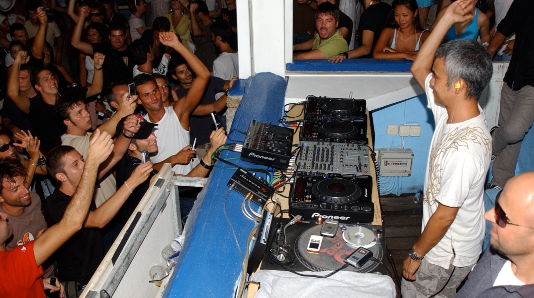 Cavo Paradiso: Τα 30 χρόνια του ιστορικού club της Μυκόνου στο ντοκιμαντέρ του Αντώνη Θεοχάρη Κιούκα