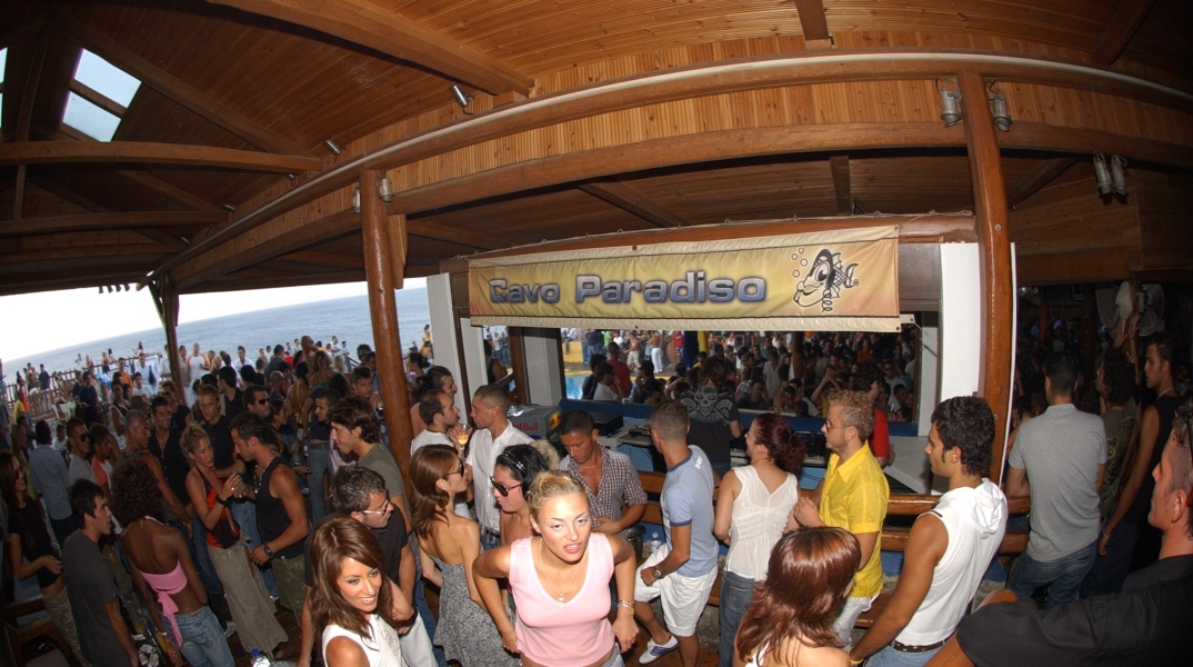 Cavo Paradiso: Τα 30 χρόνια του ιστορικού club της Μυκόνου στο ντοκιμαντέρ του Αντώνη Θεοχάρη Κιούκα