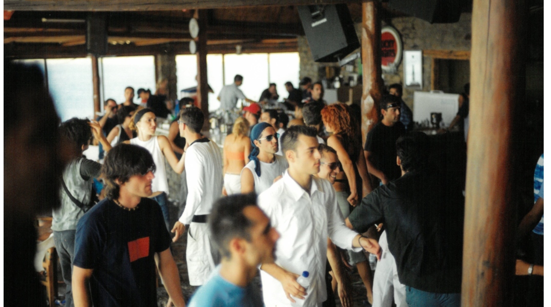 Cavo Paradiso: Τα 30 χρόνια του ιστορικού club της Μυκόνου στο ντοκιμαντέρ του Αντώνη Θεοχάρη Κιούκα