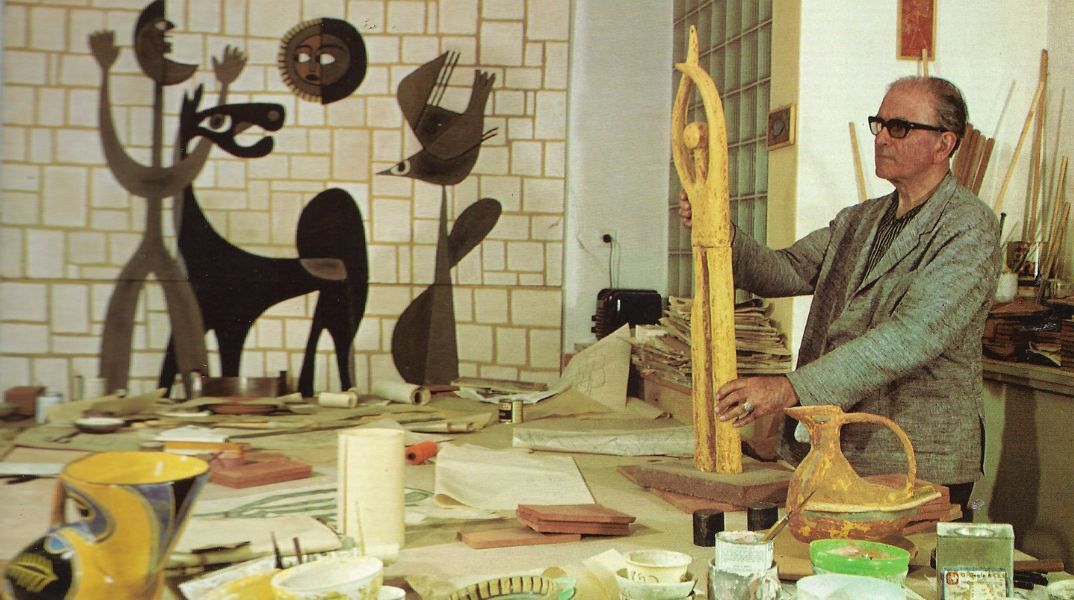 Το ΕΜΣΤ τιμά τον Πάνο Βαλσαμάκη με μια αναδρομική έκθεση-σταθμό, αναδεικνύοντας τη συμβολή του στον εκμοντερνισμό της ελληνικής εικαστικής κεραμικής