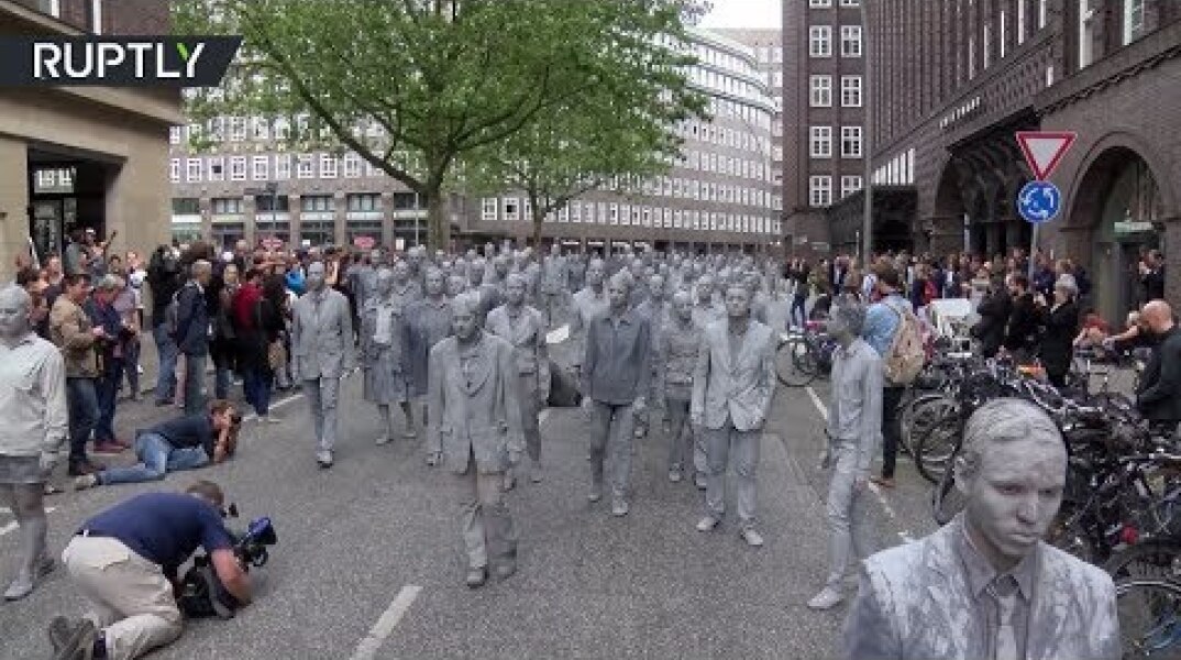 100s of ‘clay figures’ crawl through Hamburg protesting G20