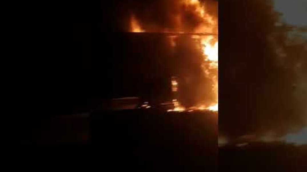 Νταλίκα πήρε φωτιά στην Εθνική οδό Αθηνών Λαμίας