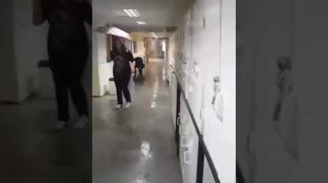 THESSTODAY.GR - Απίστευτο! Με ομπρέλες στην οδοντιατρική του ΑΠΘ