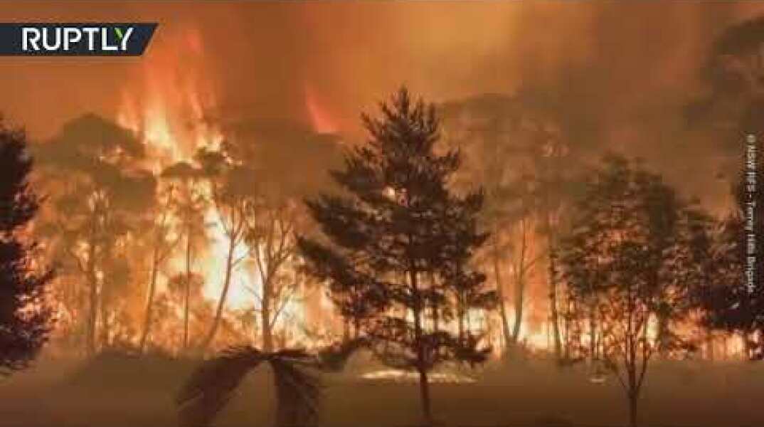 70 meter high bush fires rage in Australia