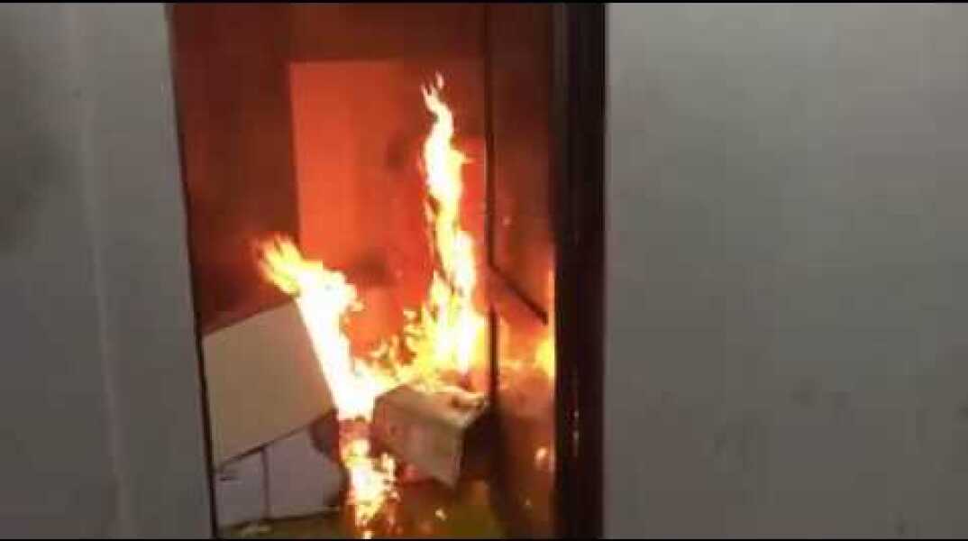 Ένταση στο λιμάνι - Φωτιά στα γραφεία της ANEK!