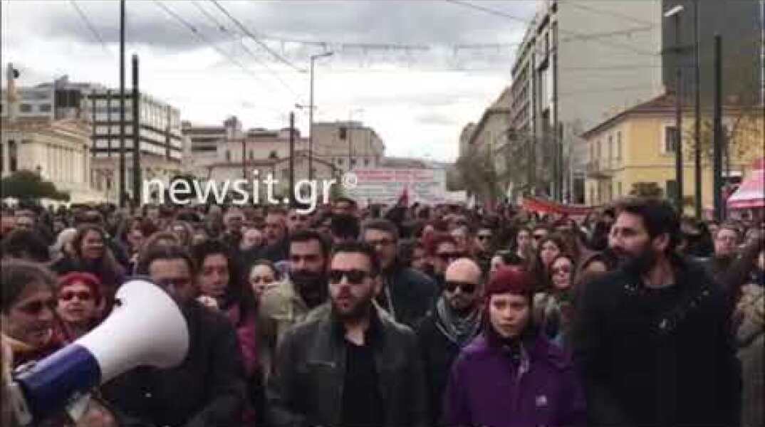 Στους δρόμους μαθητές και εκπαιδευτικοί