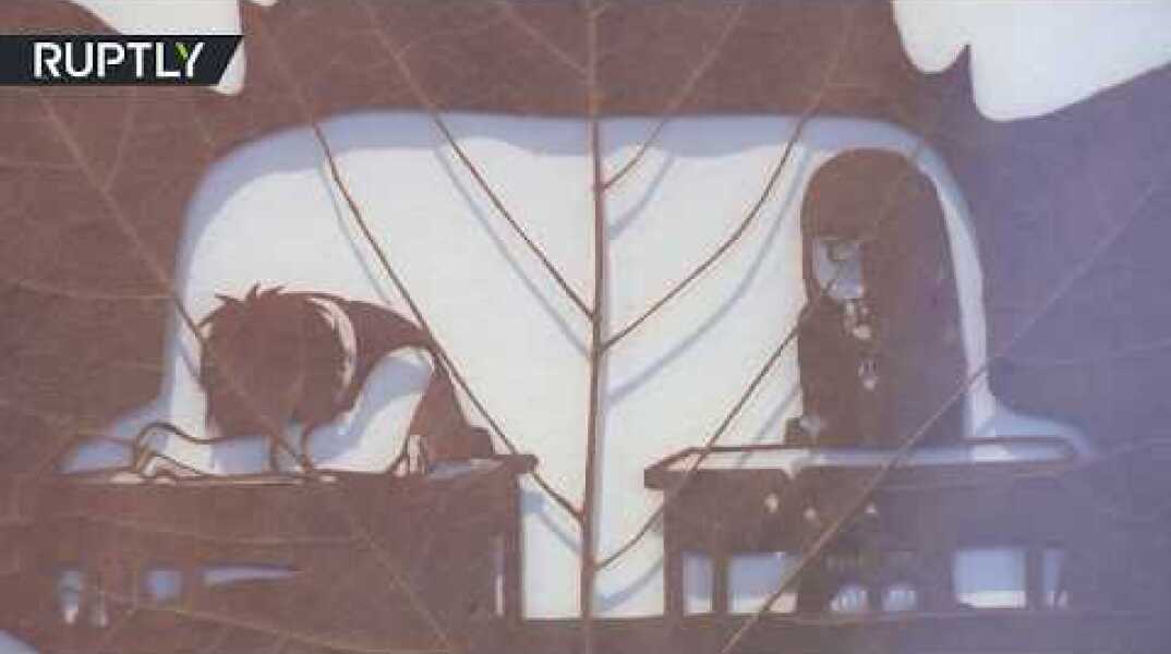 Chinese artist carves delicate artworks on fallen leaves