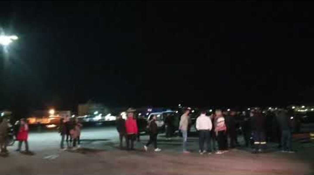 ΜΕΤΑΝΑΣΤΕΥΤΙΚΟ: Στο λιμάνι ο Δήμαρχος Κω και πολίτες για να διαμαρτυρηθούν