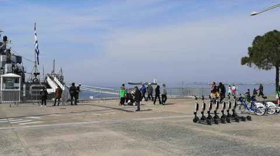 Κόσμος κάνει βόλτα στην παραλία πάρα τις οδηγίες για τον κορωνοϊό