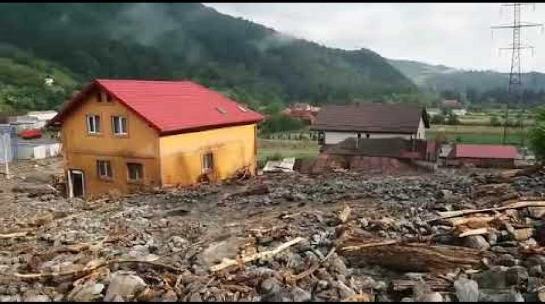 Prăpăd la Rucăr: Gospodării sub ape, persoane evacuate, drum blocat și o femeie grav rănită