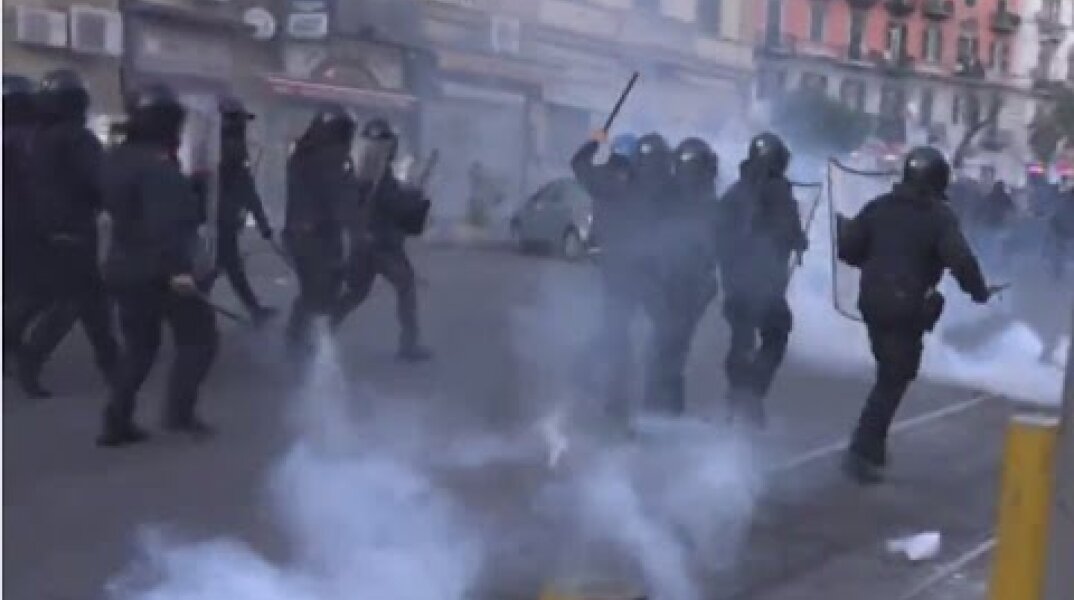 Tear gas & water cannons as brutal clashes break out in Naples (Breaking live feed record)