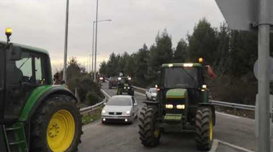 Απέκλεισαν τον κόμβο Παλυκάμπου οι Αγρότες