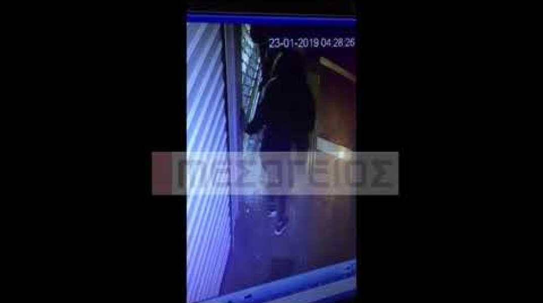 Βίντεο - σοκ από την ληστεία σε κοσμηματοπωλείο στο κέντρο της Καλαμάτας