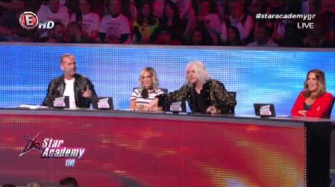 GOVASTILETO.GR: Ο Νίκος Καρβέλας πετάει την τσίχλα του σε παίκτρια