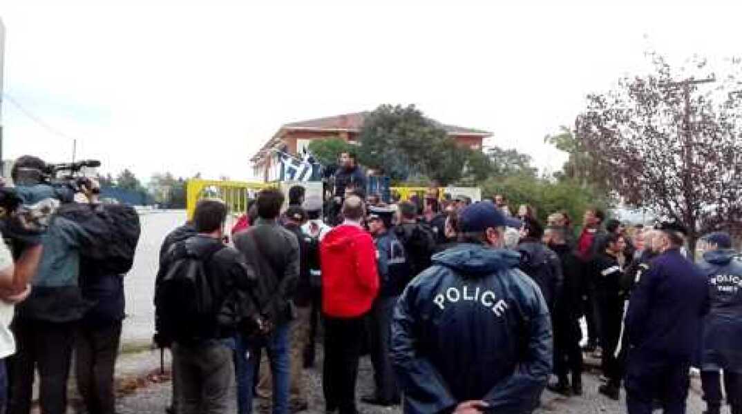 Διαμαρτυρία ρατσιστών έξω από το δημοτικό σχολείο Στον Προφήτη Θεσσαλονίκης