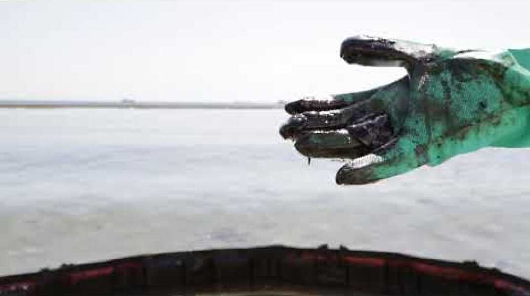 Το περιβαλλοντικό έγκλημα στην Σαλαμίνα συνεχίζεται - Αμοντάριστα πλάνα από Greenpeace