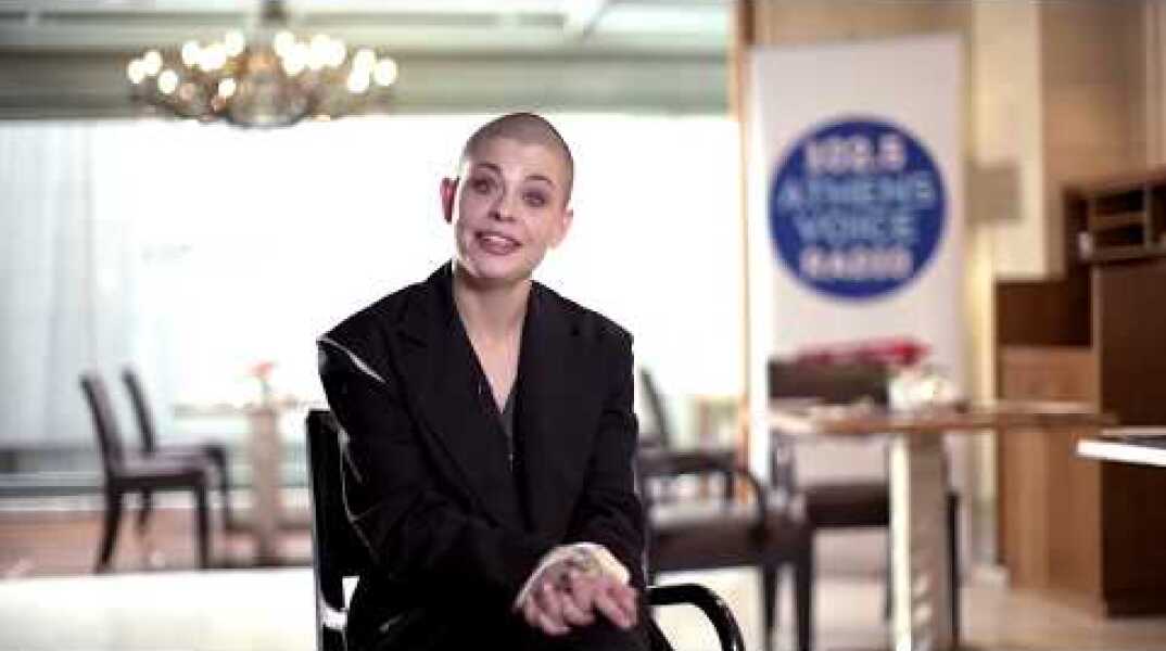 Η Kovacs τραγουδά a capella στο Athens Voice Radio 102.5