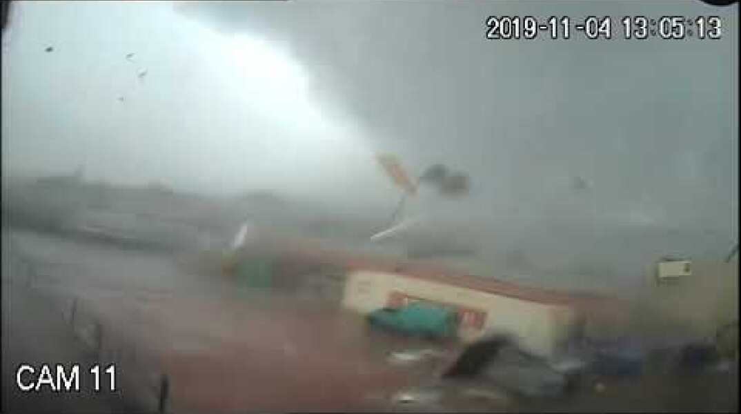 Ανεμοστρόβιλος στο εργοστάσιο Παπαδημητρίου στην Καλαμάτα