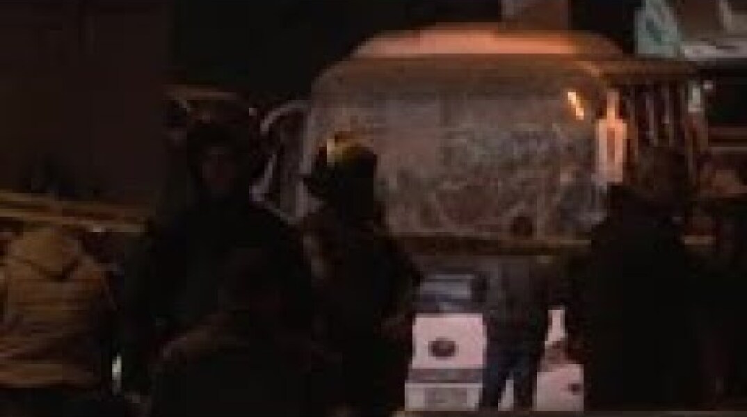 Egypt - Bomb strikes tourist bus near Giza pyramids