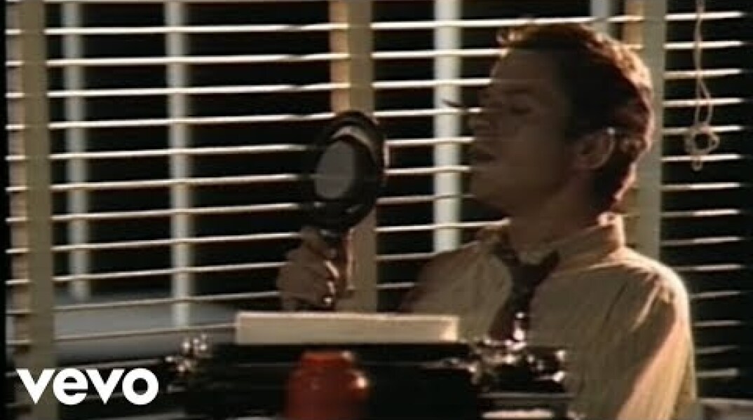 Robert Palmer - Johnny and Mary (Official Video)