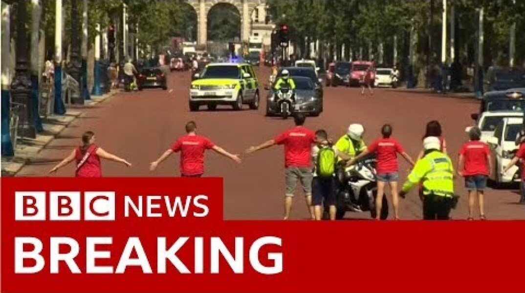 Protesters seek to block Mr Johnson's route  - BBC News